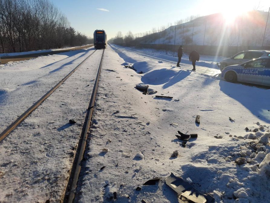 Dalanówek: Toyota uderzyła w bok szynobusu